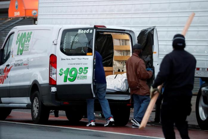 У Нью-Йорку знайшли вантажівки з трупами. Фото: Reuters