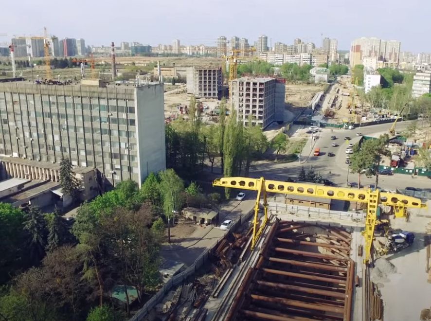 Строительство метро на Виноградарь затормозило на два месяца из-за карантина, скриншот видео