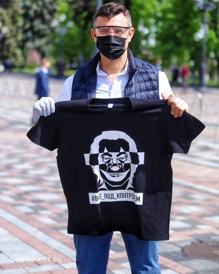 Народний депутат Тищенко із футболкою. Фото: Ян Доброносов у Facebook