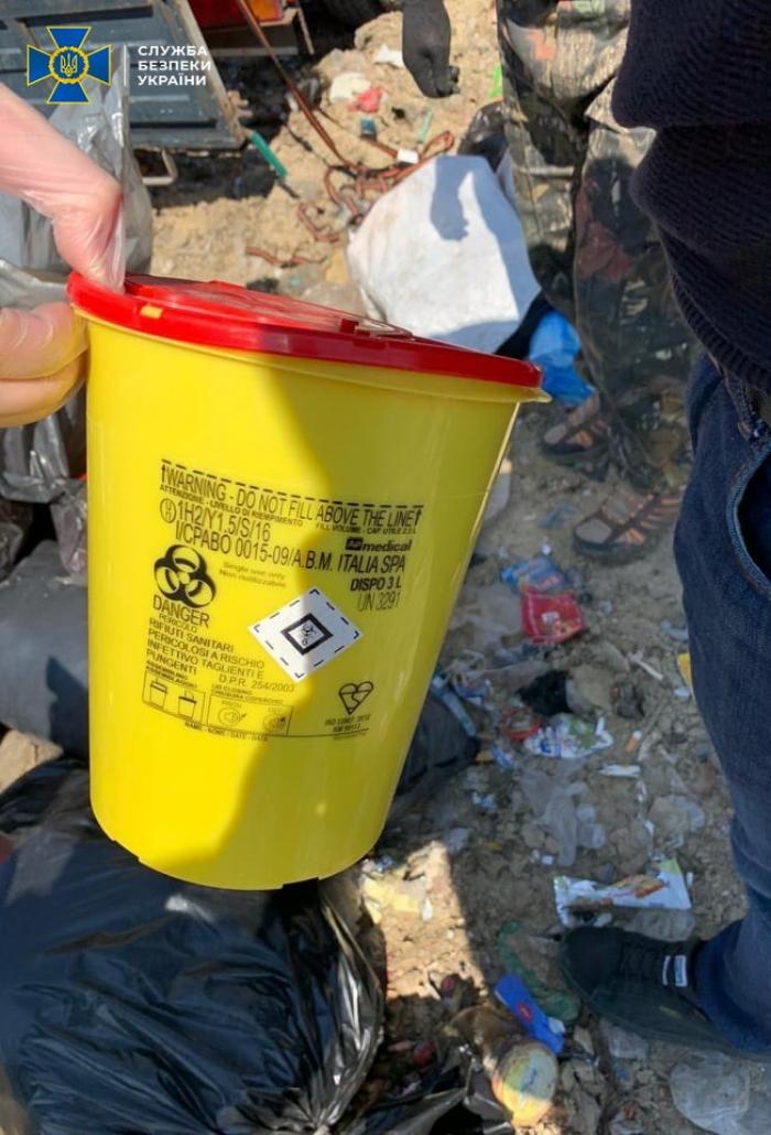 Опасные медицинские отходы выбрасывали на стихийные свалки, фото: СБУ