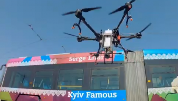 Коронавирус в Киеве помогают уничтожить дроны-дезинфекторы: видео