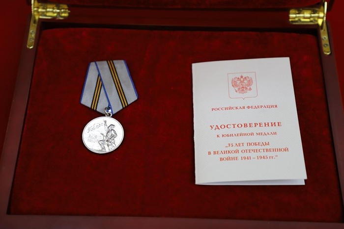 Ким Чен Ын получил медаль от Путина. Фото: Facebook