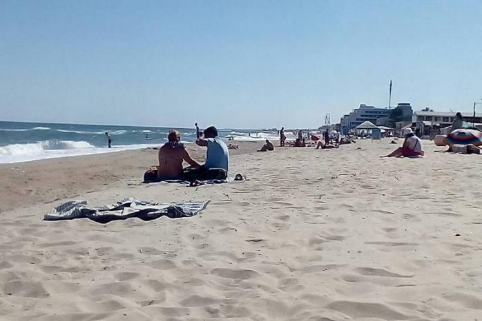 Одеса звільняє пляжі від прибудов і перевіряє готелі, готуючись до напливу туристів, фото — Укр-Прокат