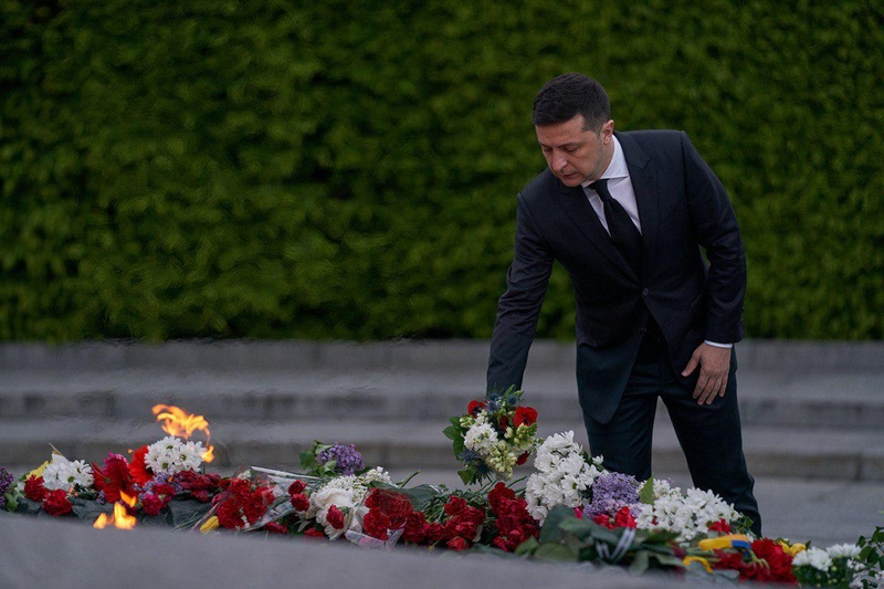 Владимир Зеленский возложил цветы у Вечного огня в парке Вечной Славы в Киеве. Фото: Офис президента