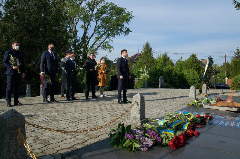 Владимир Зеленский возложил цветы у мемориального комплекса «Холм Славы» на Закарпатье. Фото: Офис президента