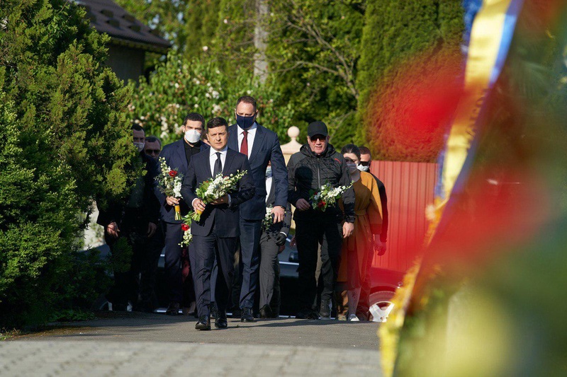 Володимир Зеленський поклав квіти біля меморіального комплексу «Пагорб Слави» на Закарпатті. Фото: Офіс президента