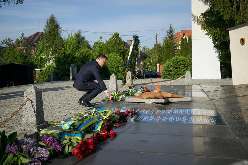 Володимир Зеленський поклав квіти біля меморіального комплексу «Пагорб Слави» на Закарпатті. Фото: Офіс президента