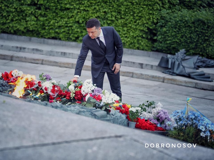 Володимир Зеленський поклав квіти біля Вічного вогню у парку Вічної Слави в Києві. Фото: Facebook