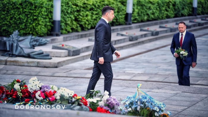 Владимир Зеленский возложил цветы у Вечного огня в парке Вечной Славы в Киеве. Фото: Facebook