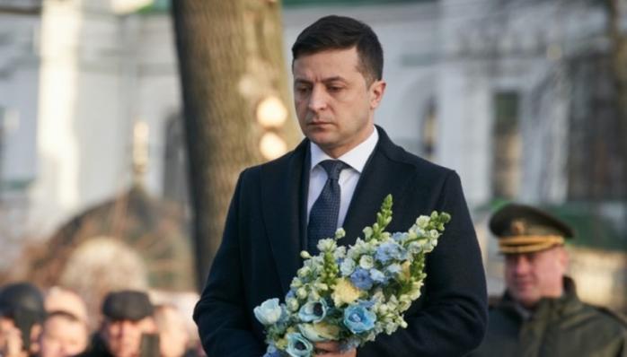 Владимир Зеленский возложил цветы к памятникам погибшим воинам. Фото: Укринформ