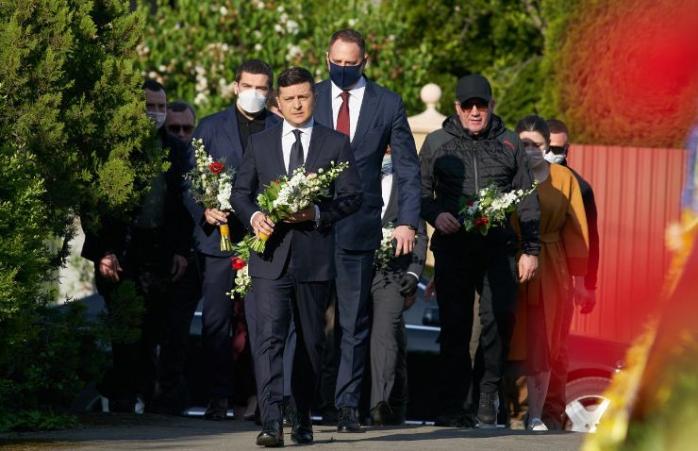 Зеленский пообещал установить в оккупированных Симферополе и Донецке мемориальные колокола, фото — ОП