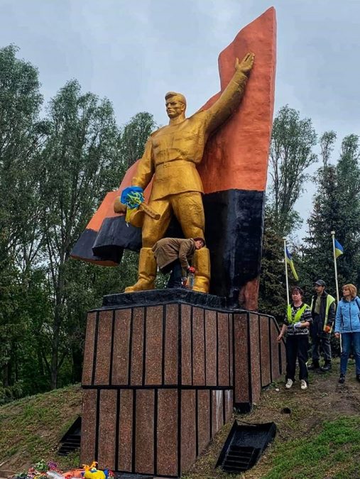 В Славянске разрисовали в цвета УПА флаг памятника воинам-освободителям, фото — В.Лях
