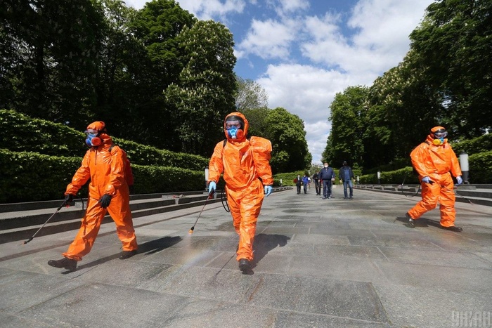 Рятувальники проводять дезінфекцію на Алеї Героїв Крут та у парку Вічної Слави. Фото: УНІАН