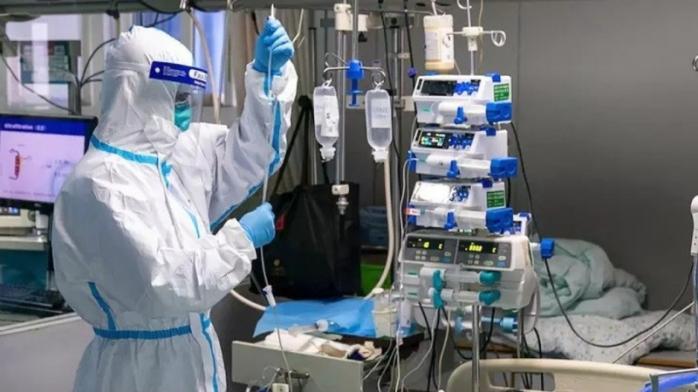 Ученые из Гонконга нашли комплекс препаратов для быстрого лечения коронавируса. Фото: Delo.ua
