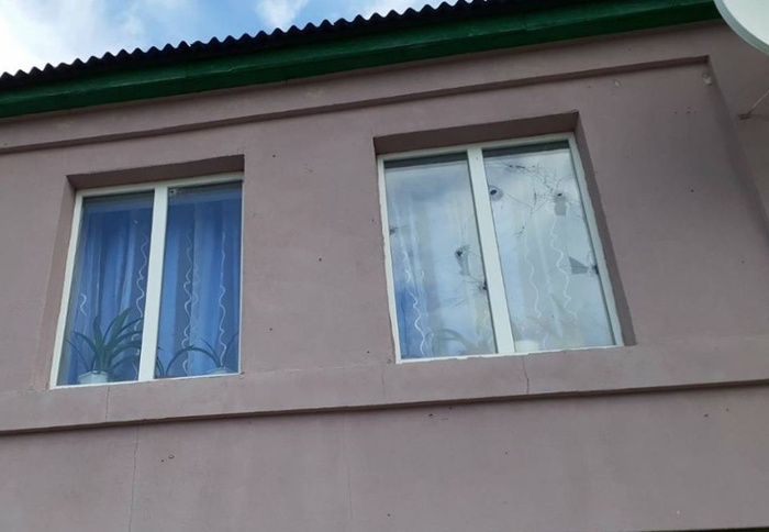 Бойовики на Донбасі обстріляли будинки мирних жителів у Трьохізбенці. Фото: Facebook