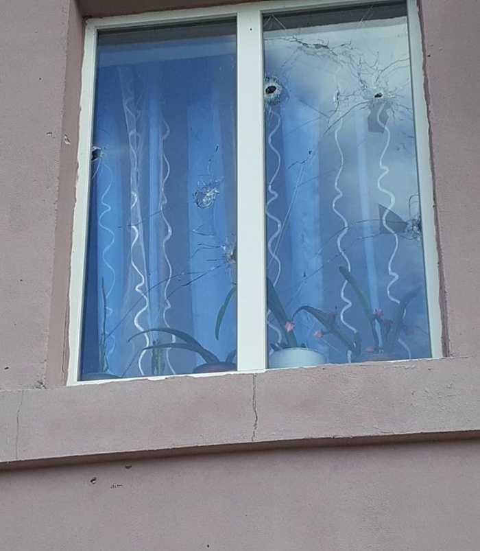 Бойовики на Донбасі обстріляли будинки мирних жителів у Трьохізбенці. Фото: Facebook