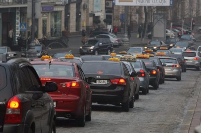 Уряд пустив таксі на смугу громадського транспорту, фото — ЄП