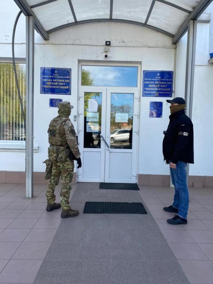 Правоохранители проводят задержания на Одесской таможне, фото: Игорь Мосийчук