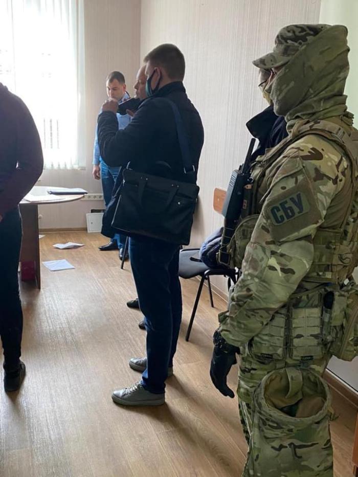 Правоохоронці проводять затримання на Одеській митниці, фото: Ігор Мосійчук
