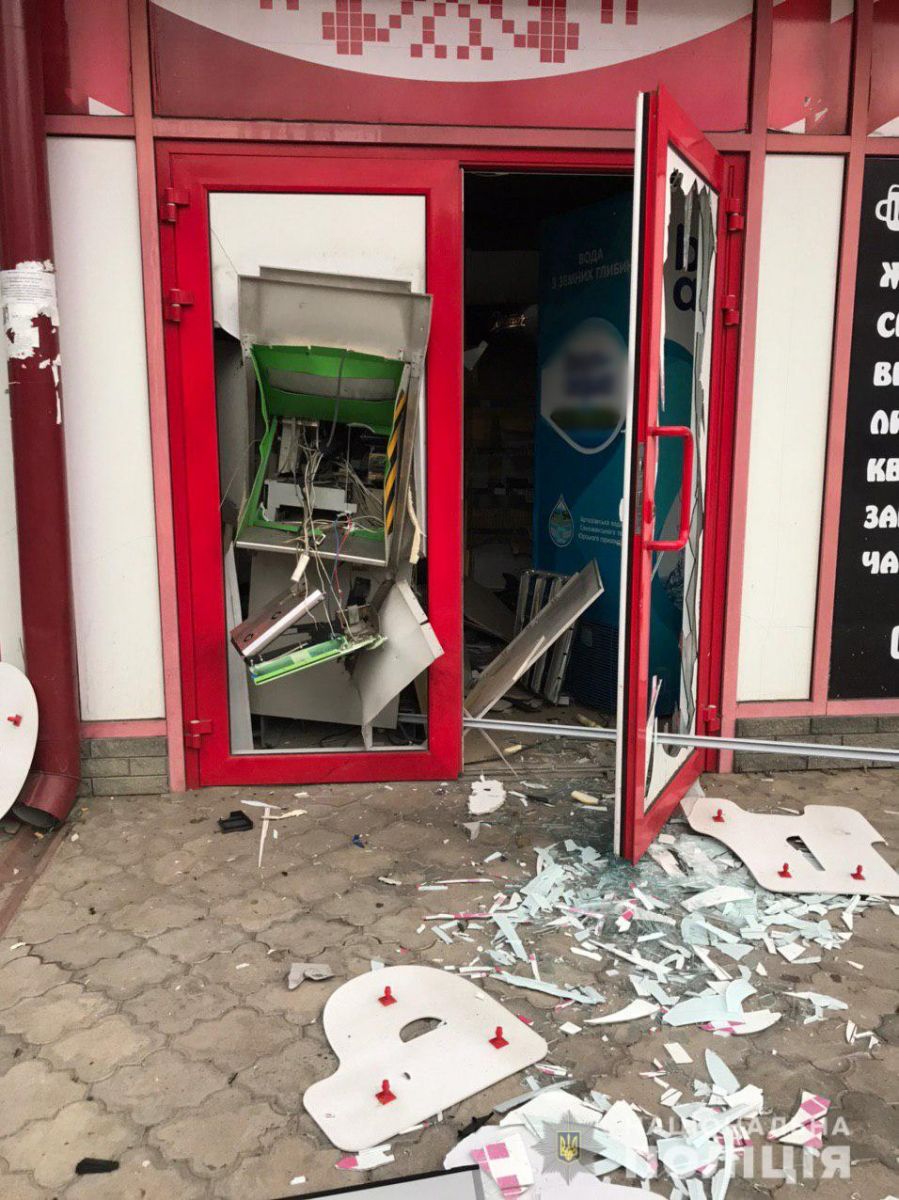 В Харькове неизвестные взорвали банкомат «ПриватБанка». Фото: Нацполиция
