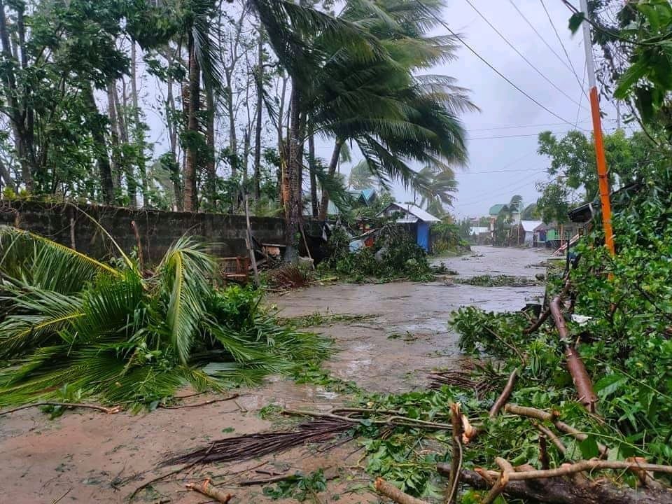 Тайфун “Амбо” вирує на Філіппінах