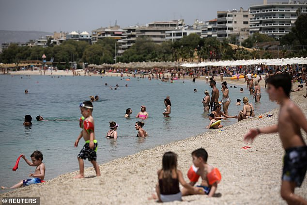 В Греции открыли более 500 пляжей, здесь установилась 40-градусная жара, фото — Reuters