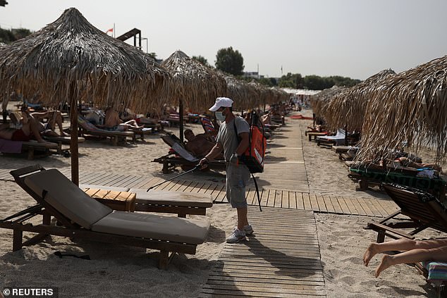 В Греции открыли более 500 пляжей, здесь установилась 40-градусная жара, фото — Reuters