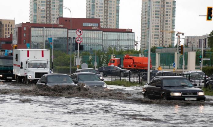 Столиця Казахстану "попливла" після короткочасної зливи, скріншот відео