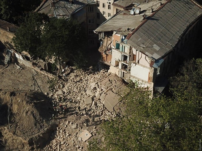 В Одессе обрушилась часть старинного жилого дома. Фото: Думская