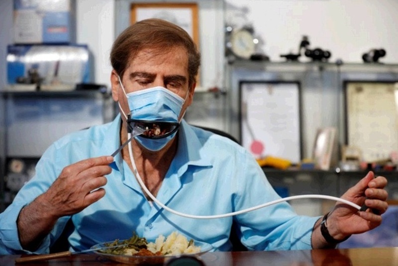 В Израиле изобрели антикоронавирусную маску для ресторанов с дистанционным управлением. Фото: Reuters