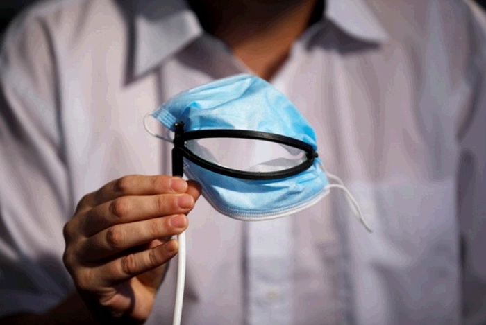 В Израиле изобрели антикоронавирусную маску для ресторанов с дистанционным управлением. Фото: Reuters