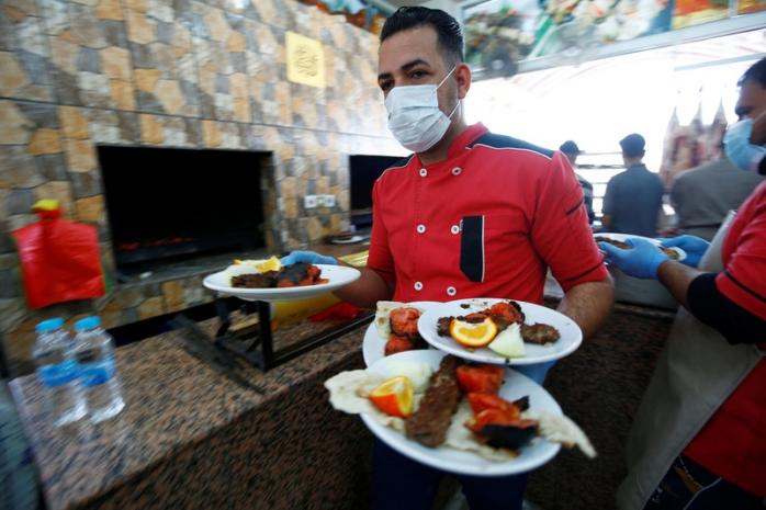 В Израиле изобрели антикоронавирусную маску для ресторанов с дистанционным управлением. Фото: Новая газета