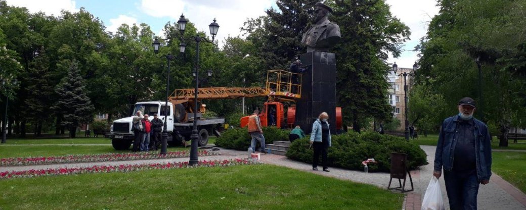 Неизвестные облили краской памятник Жукову. Фото: «Суспильне. Харьков»