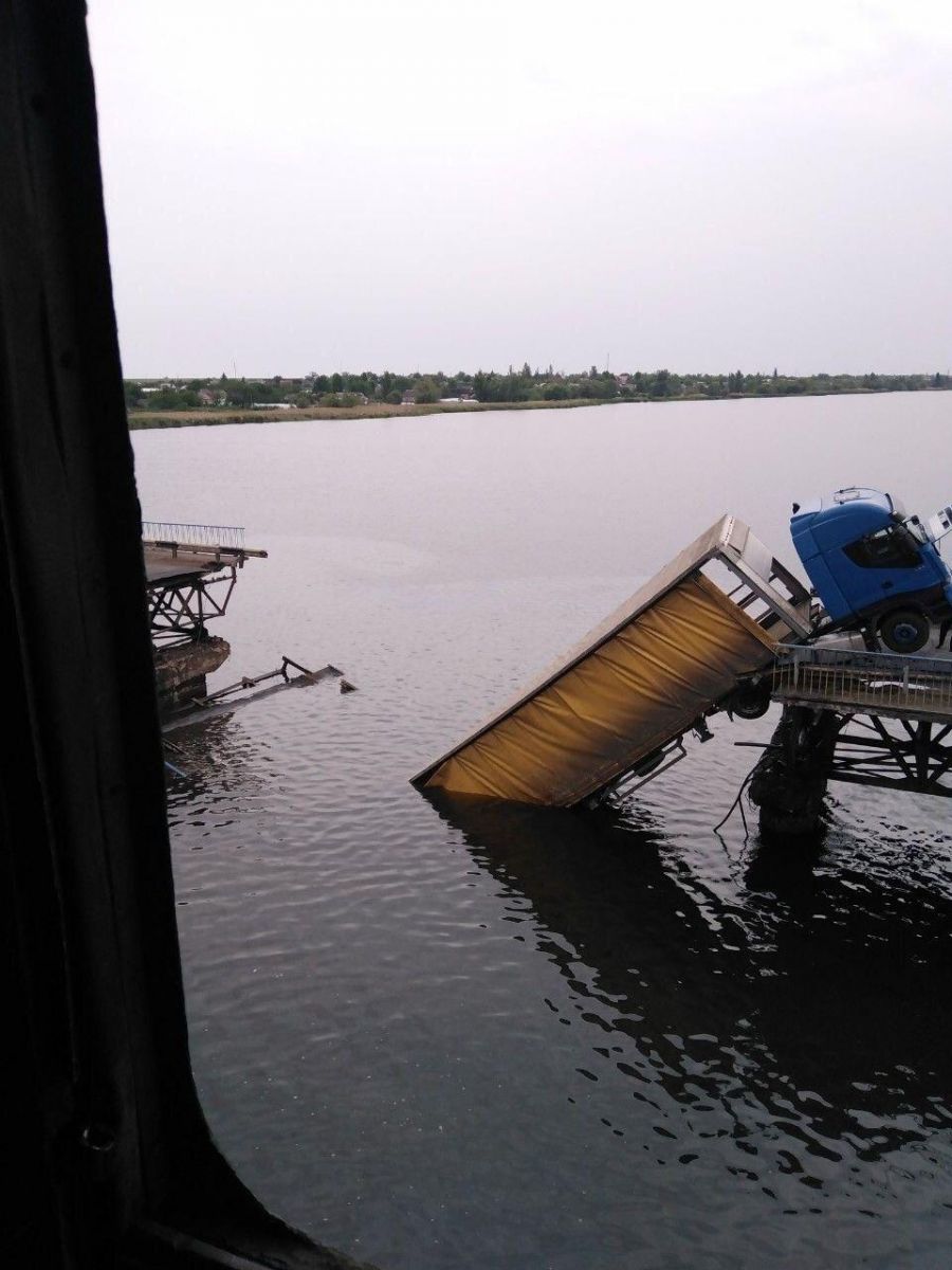 В Днепропетровской области под фурой провалился мост, фото: «Оперативний Укр»