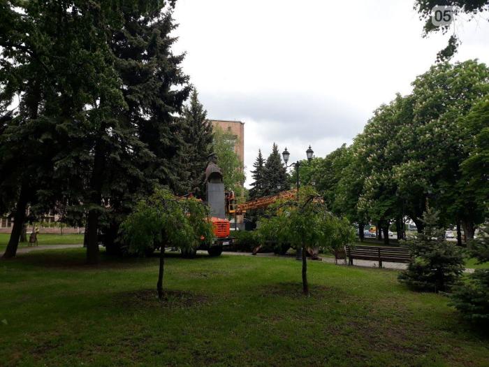 Памятник Жукову в Харькове облили краской, фото: 057.ua