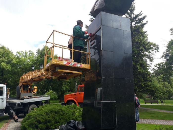 Памятник Жукову в Харькове облили краской, фото: 057.ua