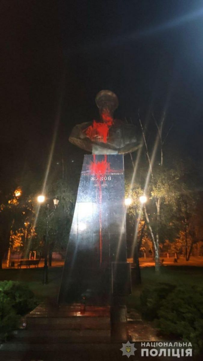 Памятник Жукову в Харькове облили краской, фото: Национальная полиция