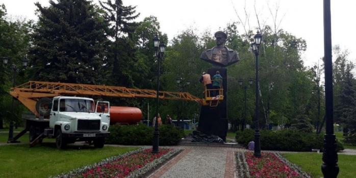 Пам’ятник Жукову у Харкові облили фарбою, фото: 057.ua