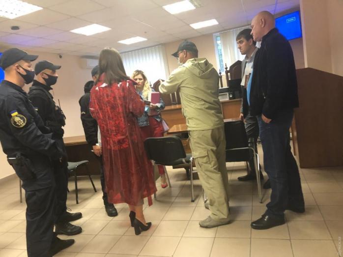 Подозреваемая напала на следователя в одесском суде, фото — Думская