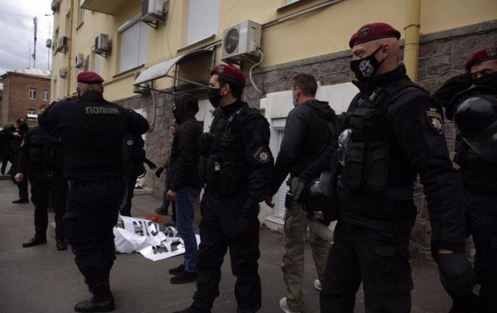 Возле офиса Медведчука в Киеве полиция задержала 17 человек. Фото: РБК-Украина