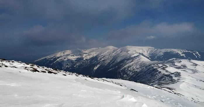Сніг у Карпатах навесні. Фото: Чорногірський гірський пошуково-рятувальний пост
