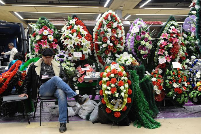 У Москві ритуальники влаштували розбірки з автоматами. Фото: МБХ медіа