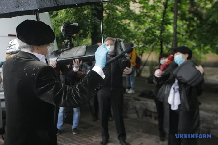 Симфонический оркестр дал беззвучный концерт под дождем у метро «Арсенальная». Фото: Укринформ