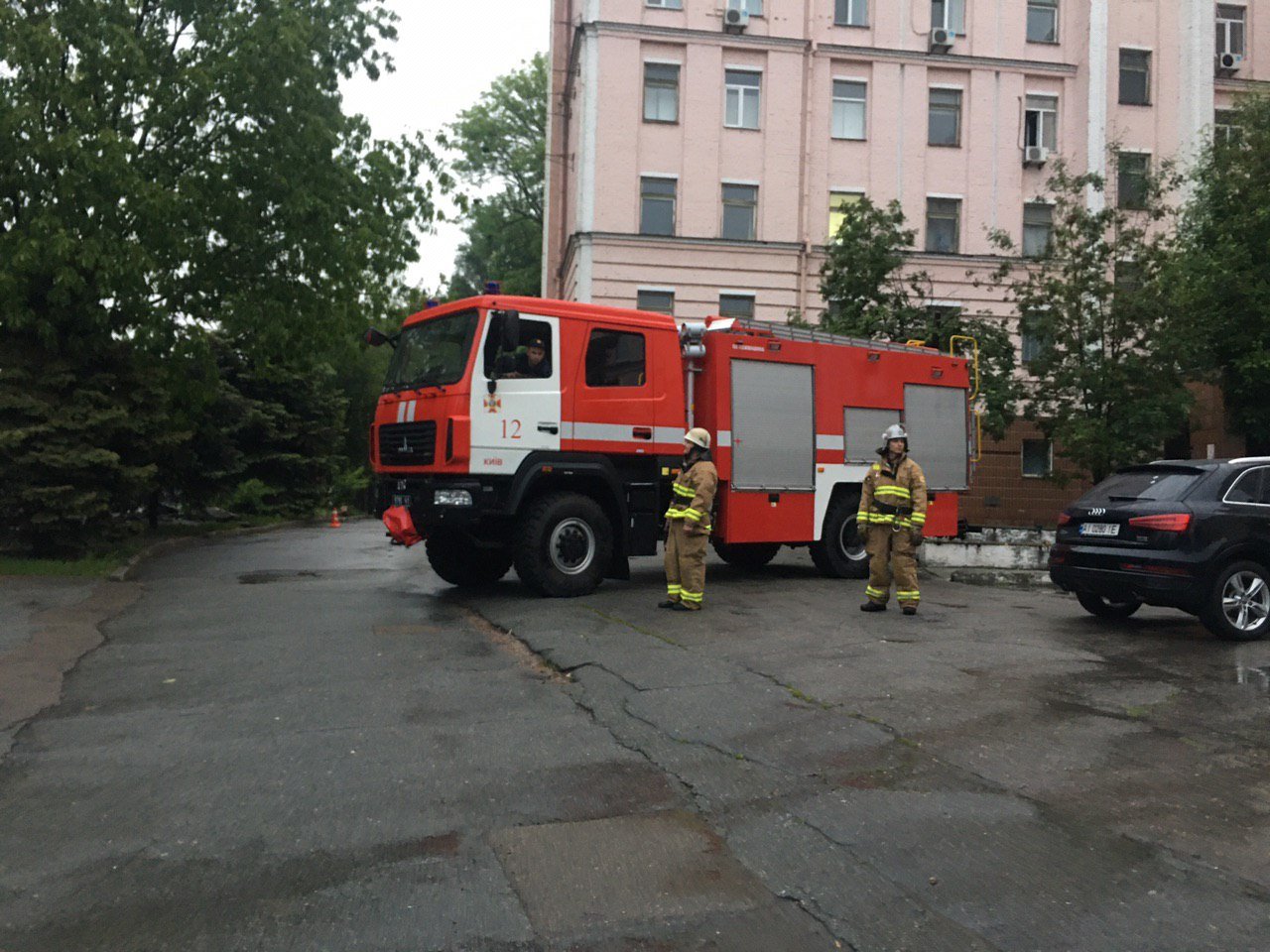 Пожар в Александровской больнице Киева: руководитель медучреждения заявила о поджоге, фото — ГСЧС ДСНС