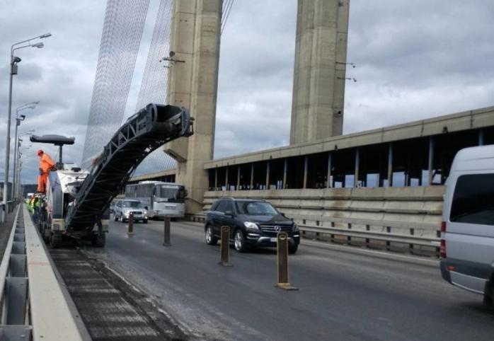 У Києві на Південному мосту виникла аварійна ситуація, комунальники усувають поломку. Фото: ГолосUA