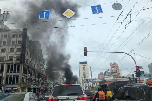 У середмісті Києва вщент згорів автомобіль. Фото: ZN.UA