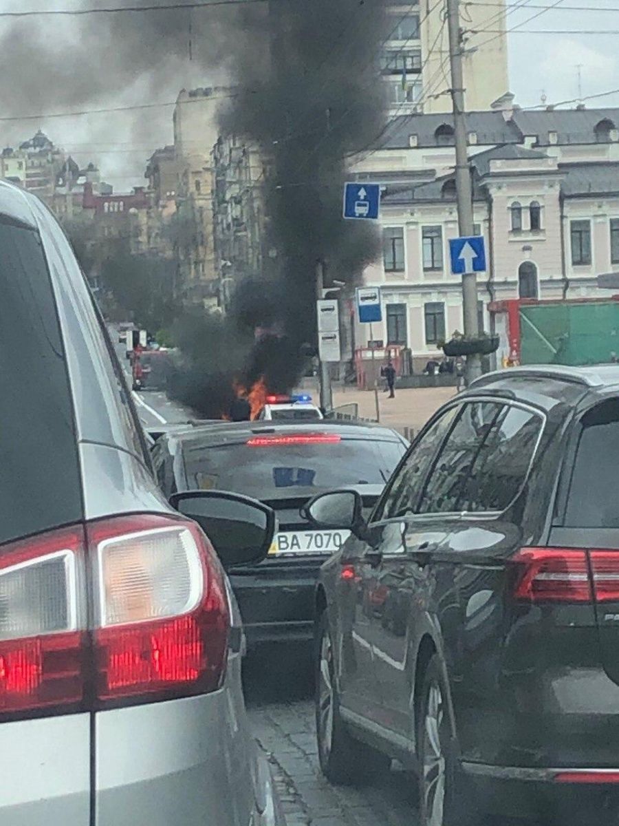 У середмісті Києва вщент згорів автомобіль. Фото: ZN.UA