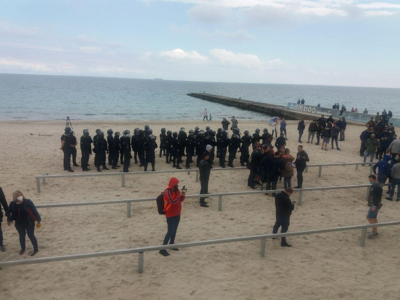 Активісти проти поліції: на пляжі в Одесі намагаються демонтувати незаконний літній майданчик, фото — Думская