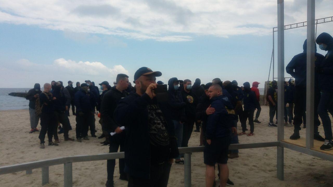 Активісти проти поліції: на пляжі в Одесі намагаються демонтувати незаконний літній майданчик, фото — Думская