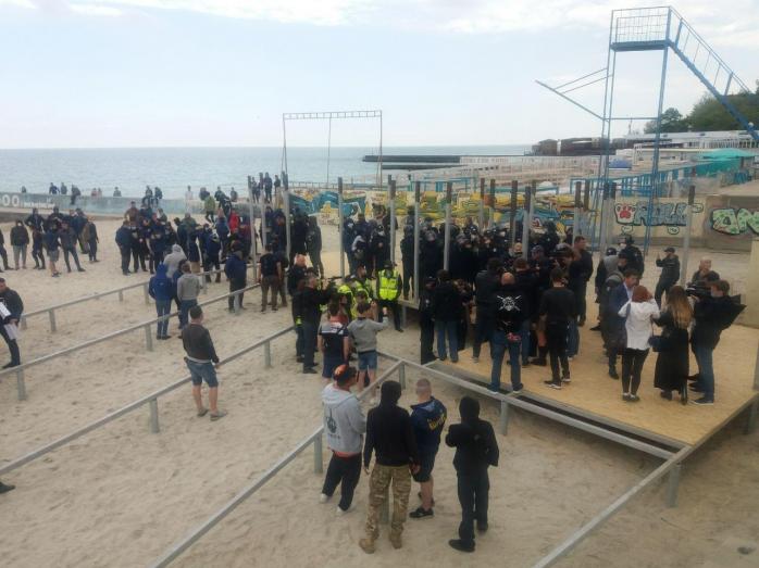 Активісти проти поліції: на пляжі в Одесі намагаються демонтувати незаконний літній майданчик (ФОТО, ВІДЕО)